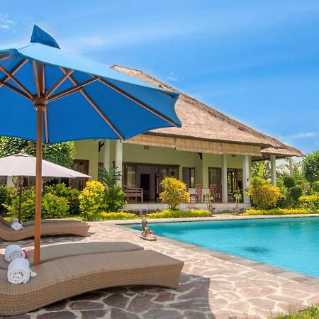Absolute Beach Front Villa Umeanyar Exterior foto